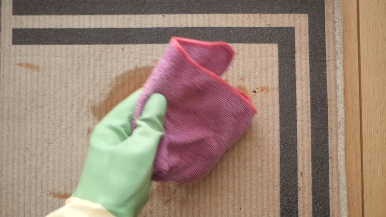 limpiando una mancha en un felpudo