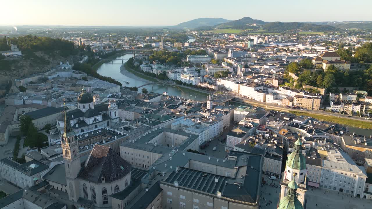 Fremadgående droneoptagelse over Salzburgs gamle bydel