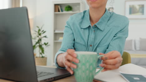 computadora, escritura y mujer negra haciendo digital
