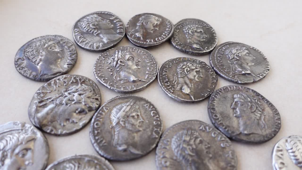 Antiguas monedas romanas de plata de diferentes emperadores 07