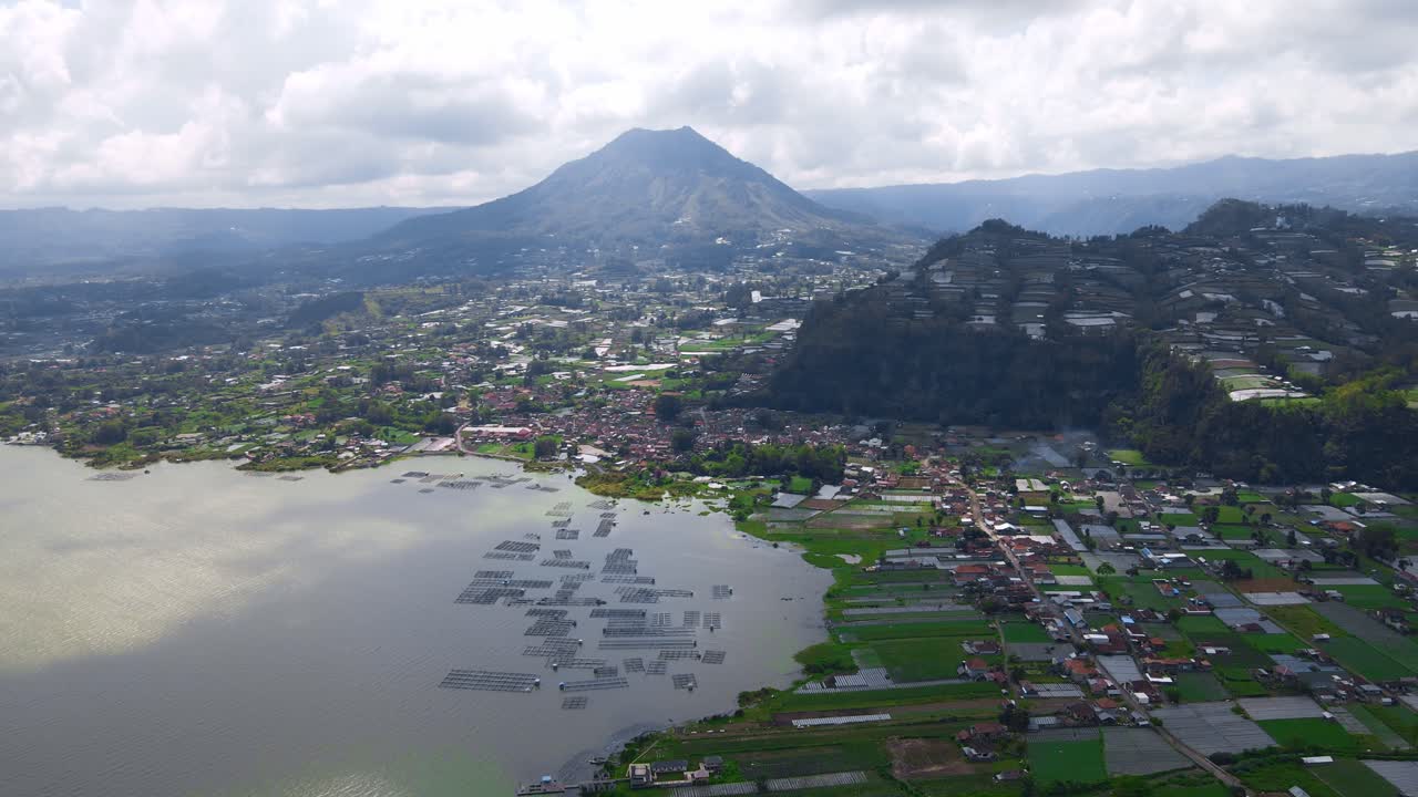vista panorámica del paisaje rural costero con aldeas y tierras de cultivo cerca del monte batur, bali indonesia