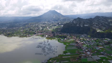 vista panorámica del paisaje rural costero con aldeas y tierras de cultivo cerca del monte batur, bali indonesia