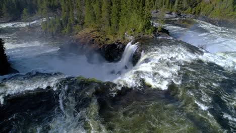 la cascada de ristafallet en la parte occidental de jamtland está catalogada como una de las cascadas más hermosas de suecia.