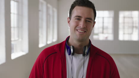 Primer-Plano-Retrato-De-Un-Atractivo-Joven-Caucásico-Sonriendo-Relajado-Disfrutando-Del-Cambio-De-Estilo-De-Vida-De-Un-Nuevo-Apartamento