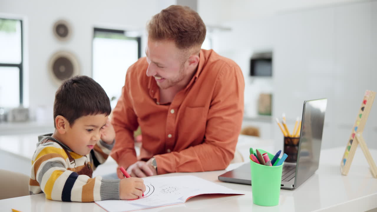 padre e hijo dibujando juntos