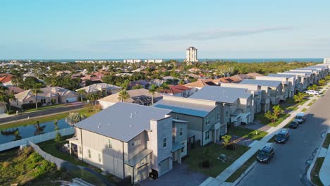 Un-Dron-De-4k-Que-Muestra-Una-Piscina-Con-Palmeras-Cerca-Y-Un-Hotel-Al-Fondo