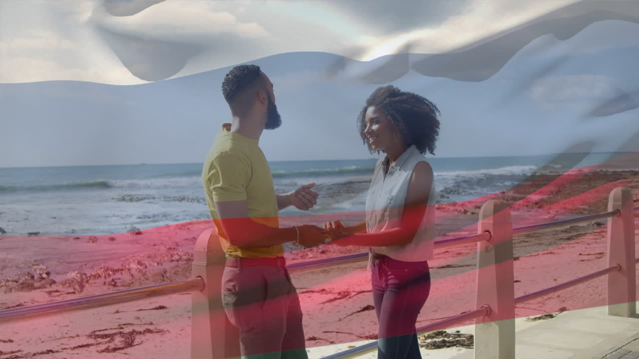 animación de la bandera de rusia sobre una pareja afroamericana en la playa