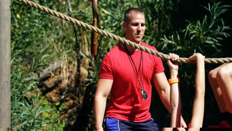 Entrenador-Entrenando-A-Niños-En-El-Campo-De-Entrenamiento.