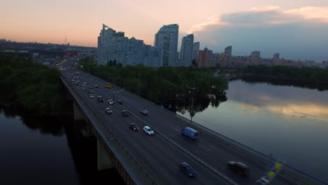 Luftbild-Abendstadt-Und-Autobrücke.-Stadtarchitektur-Am-Sonnenuntergangshimmel