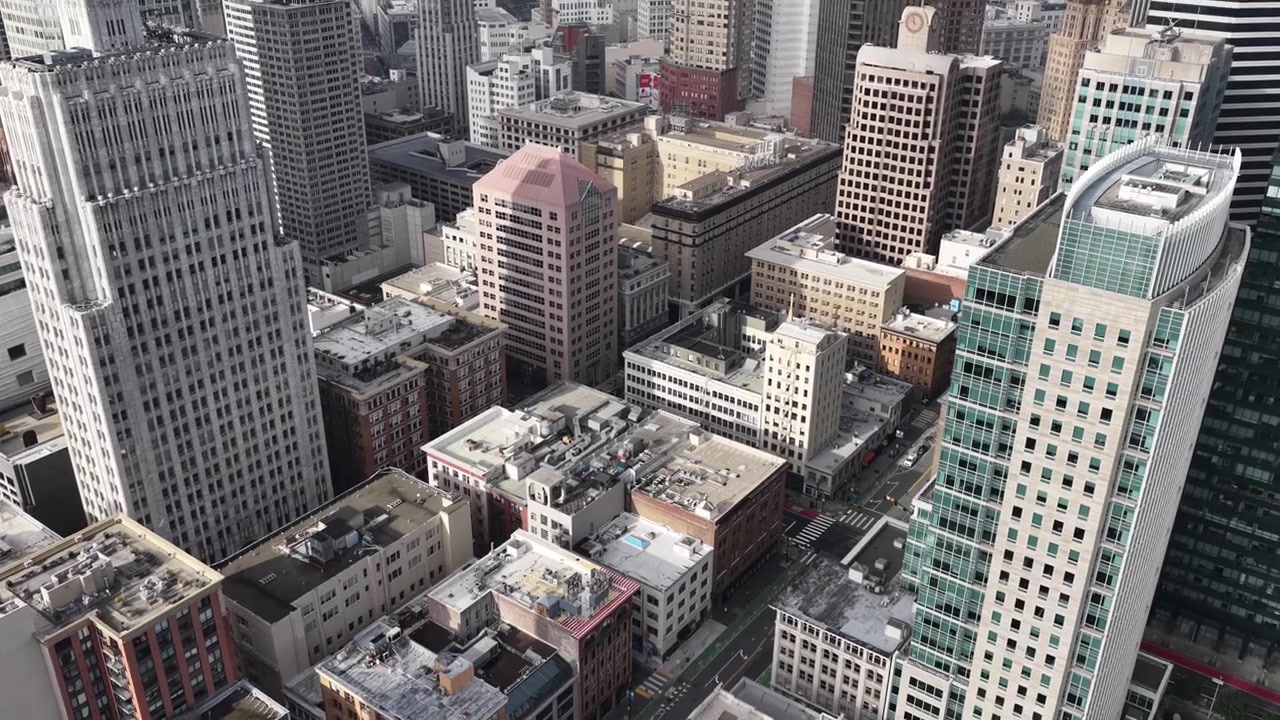 Riprese con drone che mostrano l'iconico skyline e l'architettura di San Francisco