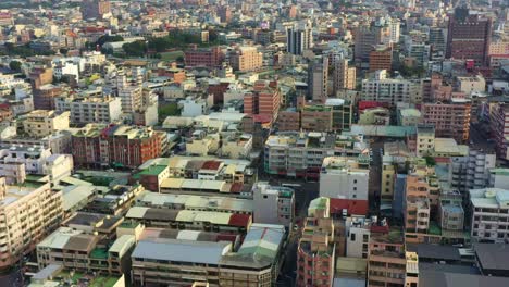 vista aérea sobrevuelo inverso de dron capturando un bullicioso paisaje urbano en la ciudad de douliu, condado de yunlin, taiwán, paisaje urbano del centro con edificios densamente abarrotados, calles estrechas