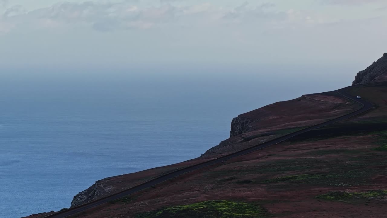Vista panoramica del paesaggio di Lanzarote che mostra strada e oceano