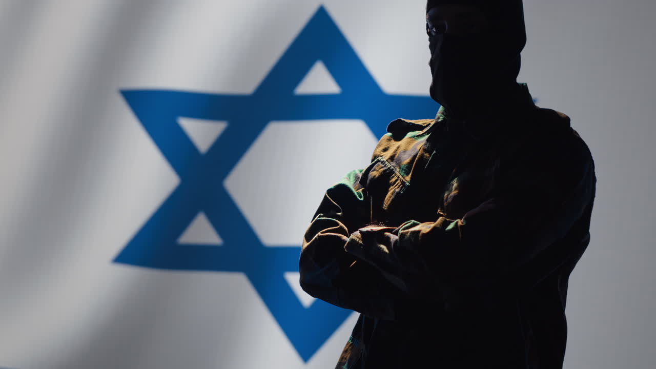 Operatore del Mossad che indossa una maschera per rimanere anonimo.