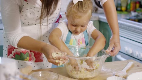 linda niña amasando ingredientes para hornear