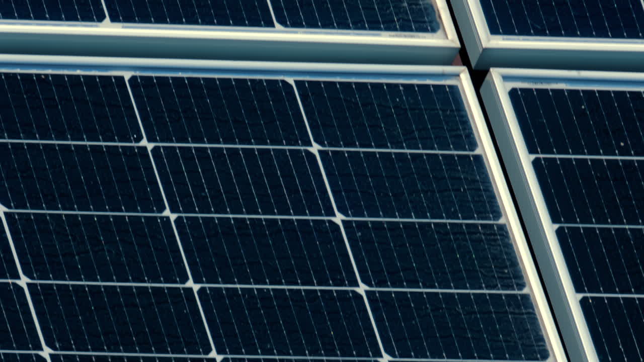 Primo piano di pannelli solari moderni che catturano la luce solare con precisione geometrica