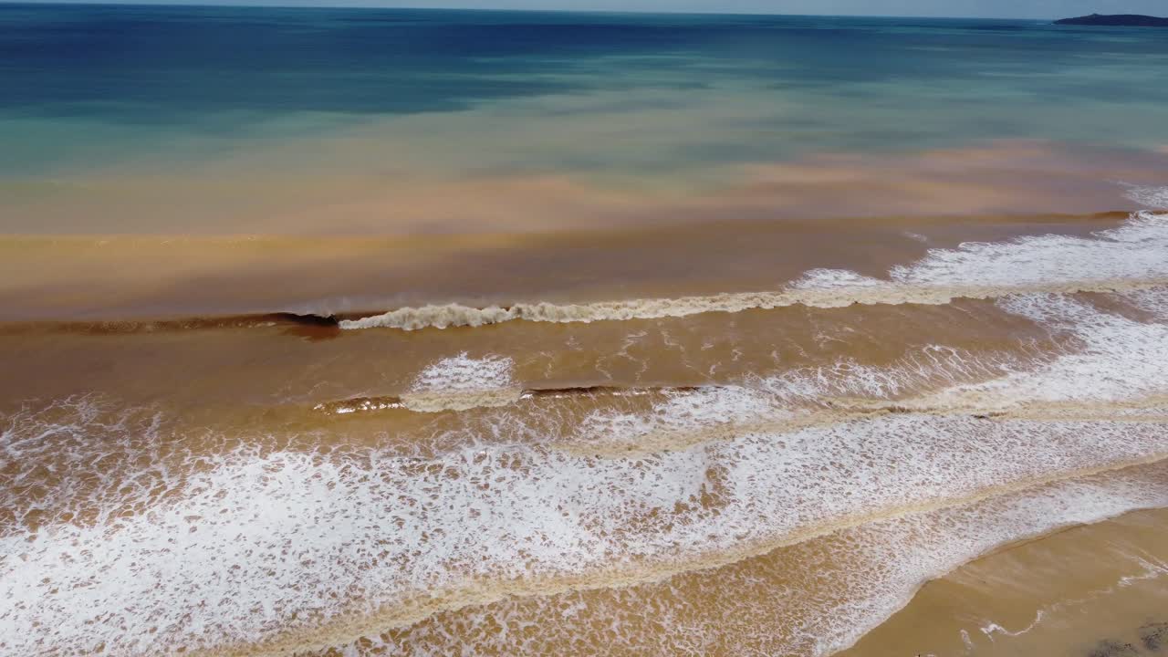 거대한 폭풍 후 해변에서 진흙 파도의 공중 보기