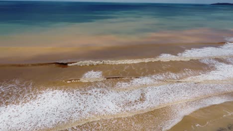 Luftaufnahme-Von-Schlammwellen-An-Einem-Strand-Nach-Einem-Massiven-Sturm