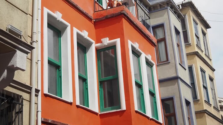 Edifici colorati in una vecchia strada di Istanbul
