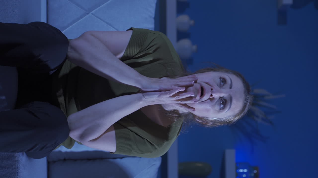 vídeo vertical de una mujer desesperada con las manos sobre la cabeza. deprimida.