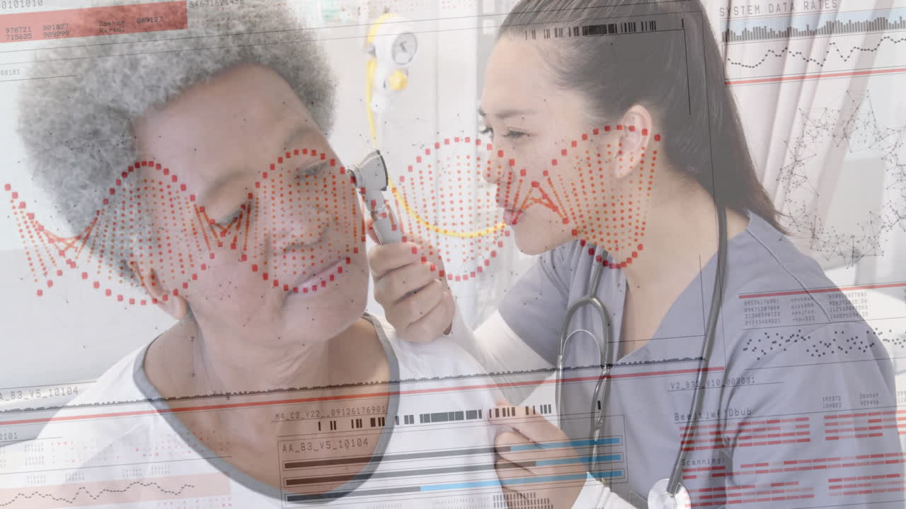 animación de adn en la interfaz sobre diversas mujeres médico chequeo de la oreja de la anciana paciente