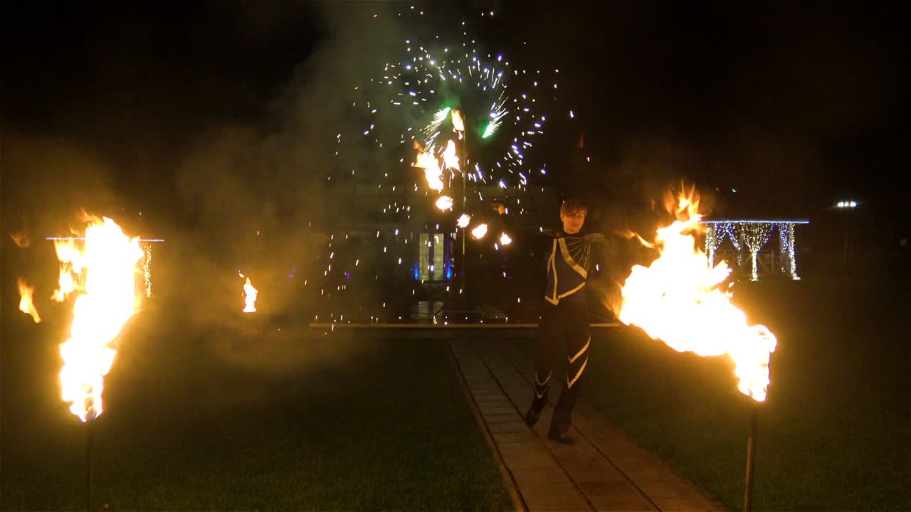 el fuego muestra la noche.