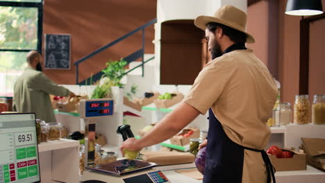 vendedor local pesando las mercancías en la caja