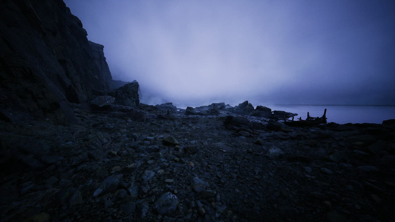 Erstes Licht erhellt die Küstenlinie, während ein Geologe geologische Schichten untersucht.