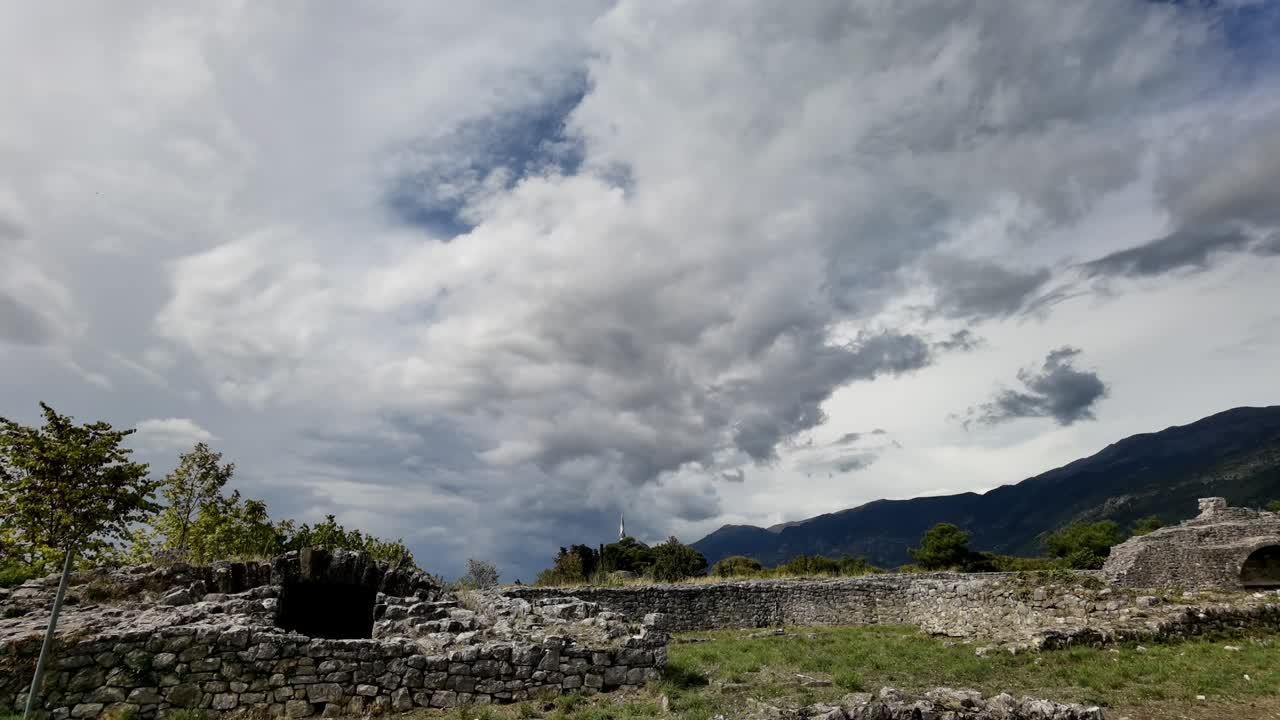 요아니나 시 (ioannina city) 는 그리스의 가을 구름 운동의 칼레 모스크이다.