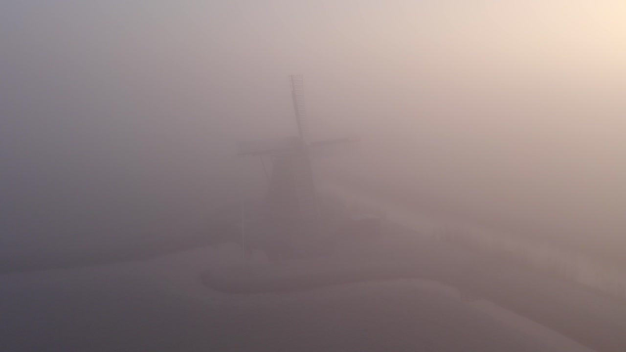 안개 가 많은 아침 에 cornwerder molen 풍차 에서 뒤로 날아 가는, 공중