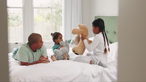 Papa,-Kinder-Und-Bett-Mit-Teddybär