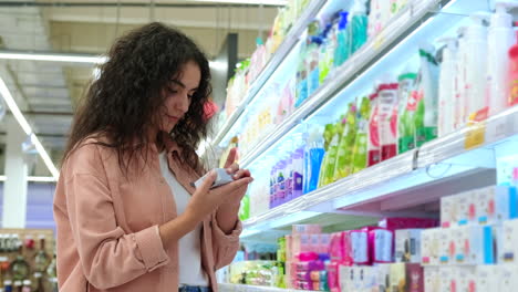 mujer comprando productos de belleza en un supermercado