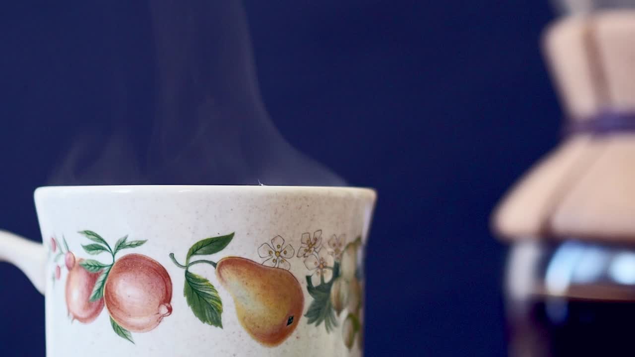 café vertido al vapor sobre la mesa