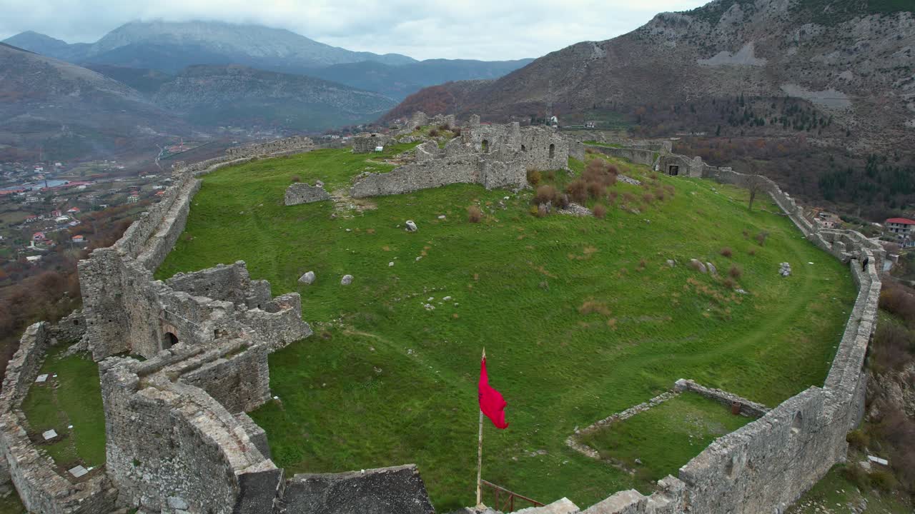 Castello di Lezha, Albania: Bandiera rossa e nera che sventola, circondato da mura in pietra, antica fortezza in cima a una collina