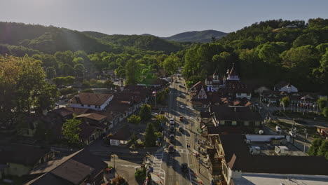 helen georgia aerial v7 drone flyover ciudad de montaña a lo largo de la calle principal capturando arquitecturas de estilo bávaro con detalles de madera y techos empinados - filmado con mavic 3 cine - octubre 2022