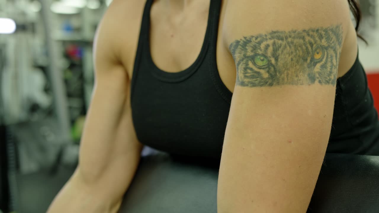 Bellissima donna che si allena in palestra
