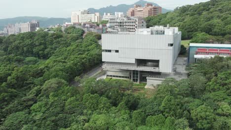 El-Centro-De-Arte-Y-La-Plataforma-De-Observación-Ubicados-En-La-Universidad-Nacional-De-Las-Artes-De-Taipei-En-Guandu,-Distrito-De-Beitou,-Taipei,-Taiwán---Toma-Aérea-Con-Drones