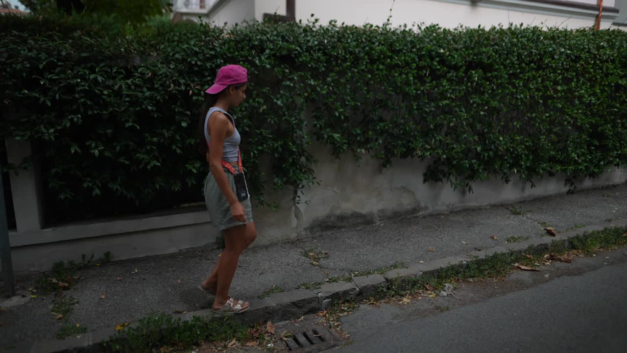 도시 산책로 를 고 있는 젊은 여자