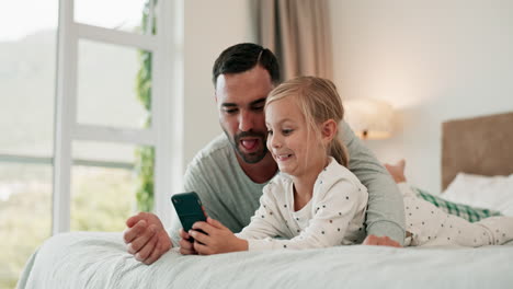 Albern,-Selfie-Und-Vater,-Der-Sich-Mit-Seinem-Kind-Verbindet