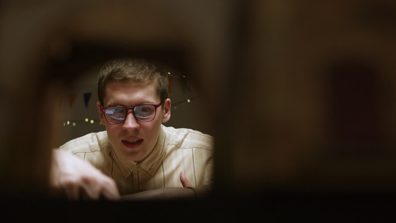 el maestro del juego emocionado.