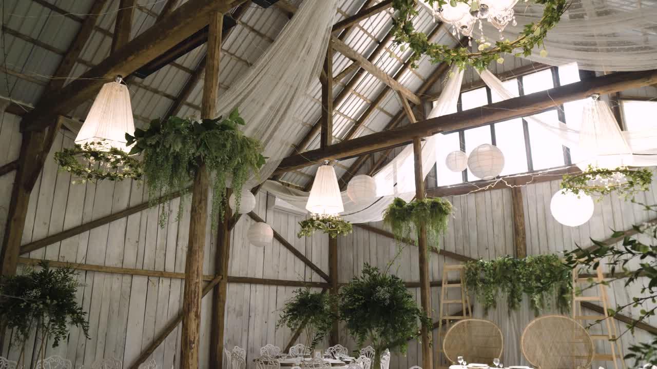 salón de bodas boho vintage con impresionantes encendedores blancos y plantas verdes