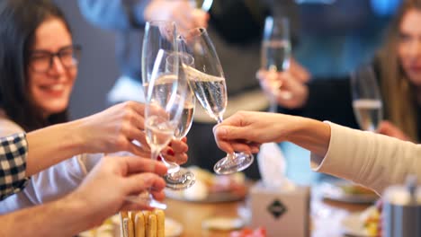 freunde feiern mit champagner