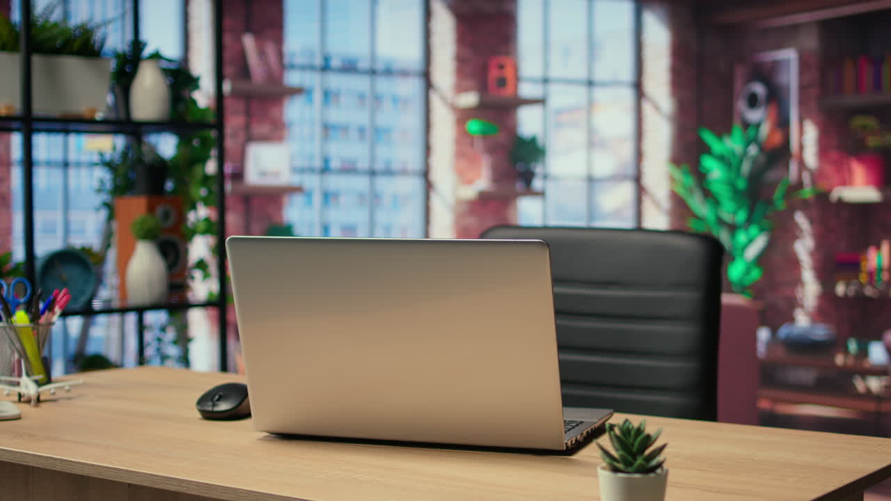 나무 바닥으로 현대적이고 미니멀한 인테리어를 갖춘 빈 아파트