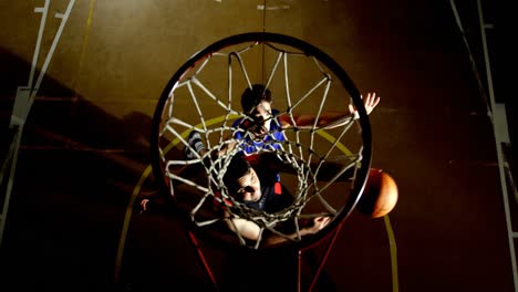 Konkurrenten-Spielen-Basketball-Auf-Dem-Platz-4k