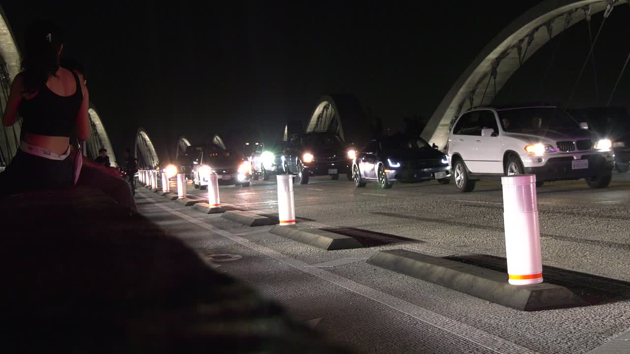 자동차는 로스 앤젤레스에서 6 번가 다리 아래로 굴러