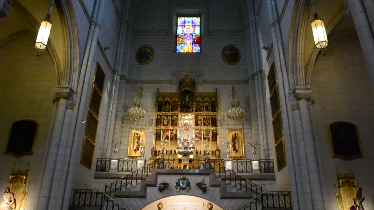 Santa Maria la Real de La Almudena. Madrid, Spagna. Splendido interno neogotico di Santa Maria la Real de La Almudena - famosa cattedrale a Madrid, Spagna.