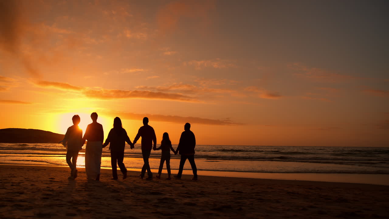 해가 지고, 산책하고, 해변에서 가족의 그림자