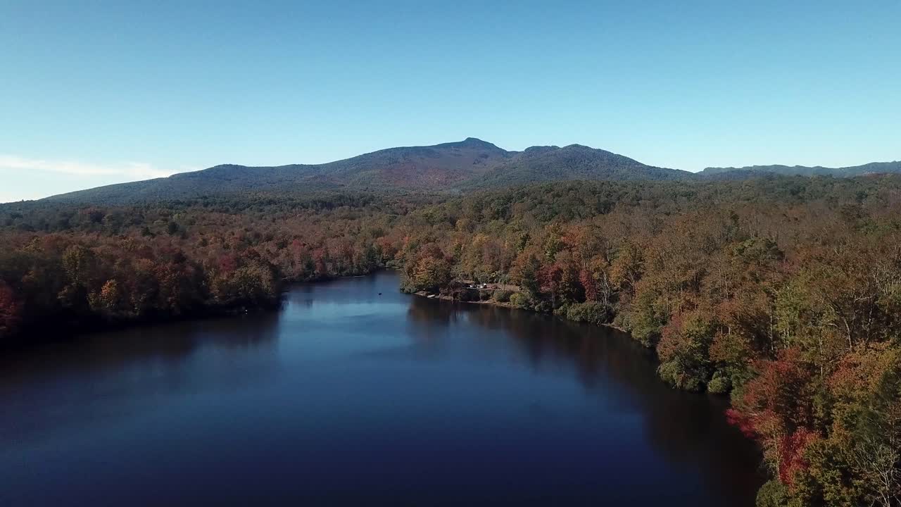 lago de precios aéreos con la montaña del abuelo de fondo en 4k