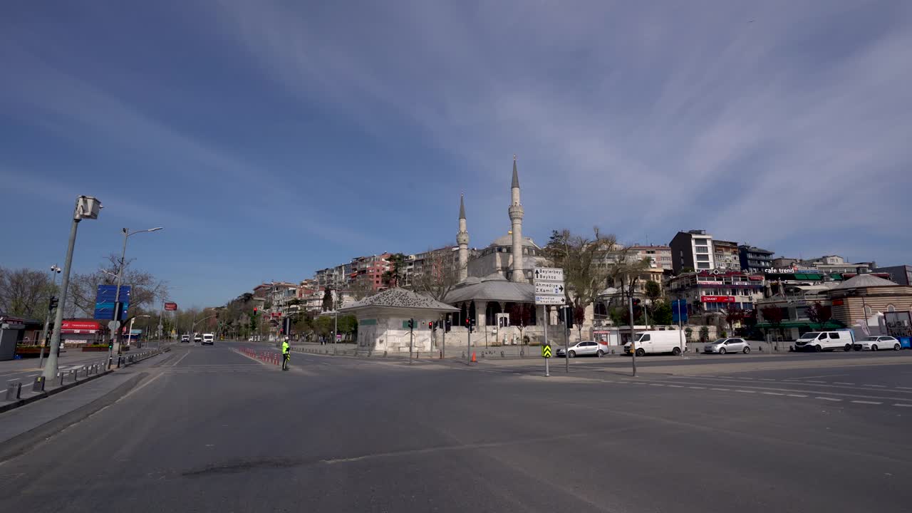 la plaza uskukar y la mezquita mihrimah sultan, de estambul durante el toque de queda por la pandemia de covid-19.