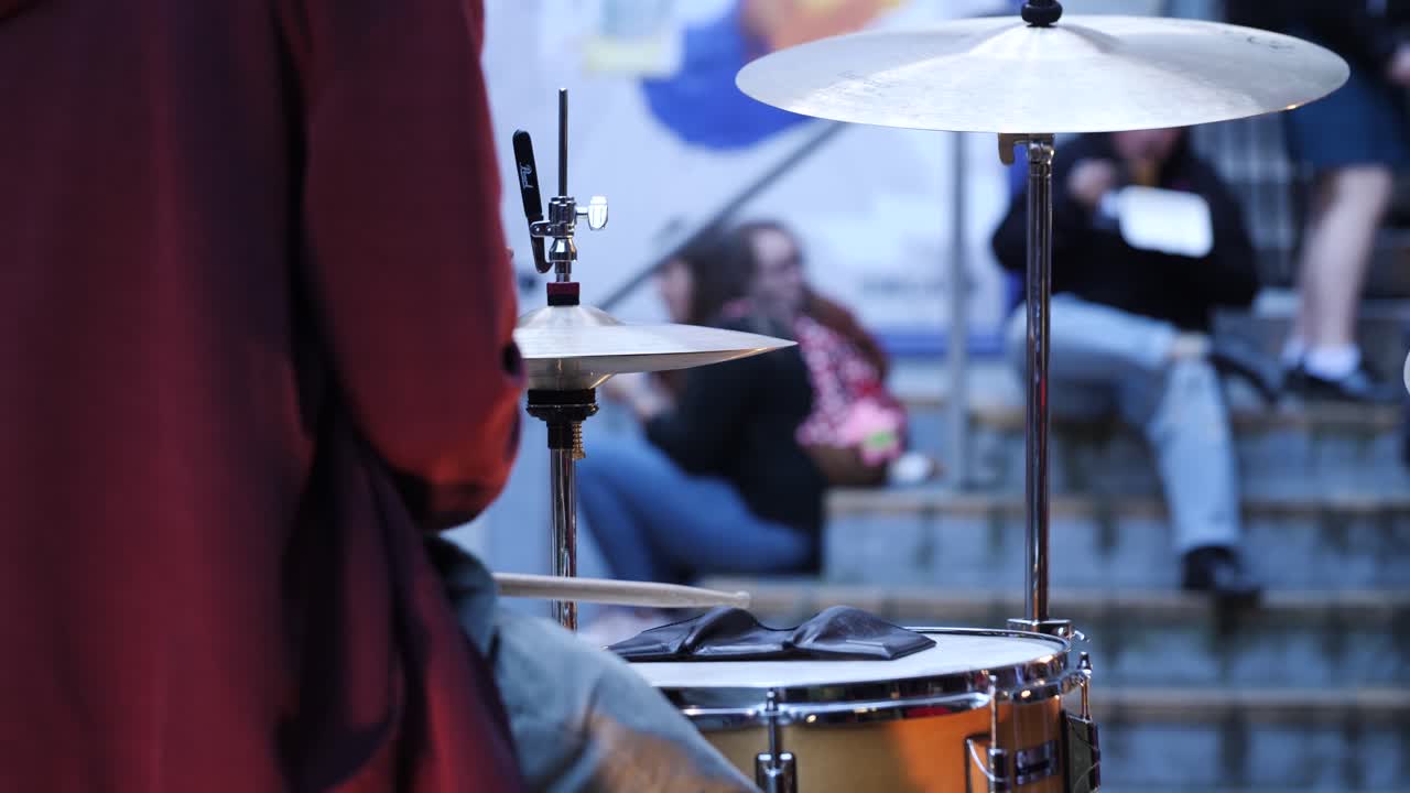 baterista actuando en una feria callejera