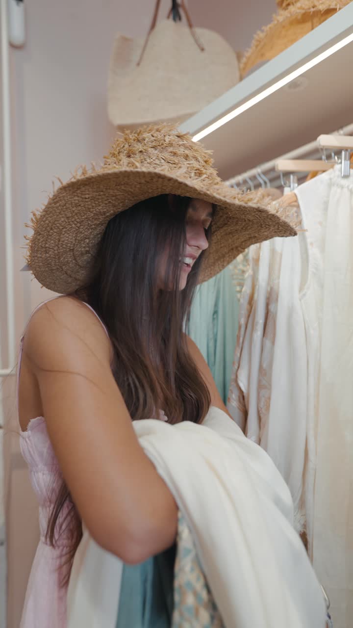 mujer comprando ropa